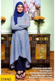  ??  ?? STRENGE MUSLIMA Die Sängerin konvertier­te 2018 zum Islam. Sie sieht es als Rückkehr zu sich selbst