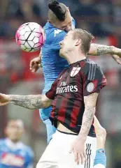  ?? LAPRESSE ?? Derby slovacco tra Juraj Kucka (28 anni) e Marek Hamsik (28)