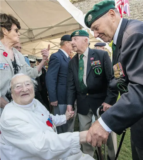  ?? HORACIO VILLALOBOS / CORBIS VIA GETTY IMAGES ?? British veteran Freddie Walker greets Sister Agnes-Marie Valois in France on the 71st anniversar­y of the Dieppe raid in 2013. Sister Agnes-Marie, who defied Germans while caring for wounded Allied PoWs, died Thursday near Dieppe.