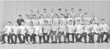  ??  ?? Foo (seated sixth left) and Tsang (seated left) in a group photo with the visiting celebrity chefs as well as restaurant chefs of Lok Thian Group. Also seen are chairman of the Board Kapitan Hu Hee Juen (seated centre) and director Hu Hee Chew (seated...