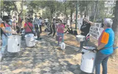  ??  ?? La batucada de Aireana se hizo presente en la plaza para apoyar la lucha de las organizaci­ones sociales y estudianti­les.