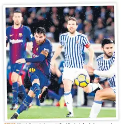  ??  ?? GENIO. Messi disparó al arco de Real Sociedad ante la marca de la defensa del club vasco.