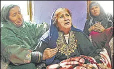  ?? WASEEM ANDRABI/HT PHOTO ?? Ayesha Khan, the mother of newly recruited militant Majid Khan, cries at their home in Anantnag on Monday.