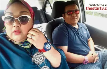  ??  ?? Belting hits
her way: Nur Amira belting out a Bollywood song as her husband Mohamad Hafizi looks on in their car in Klang.