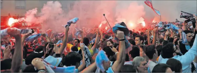  ??  ?? GRAN AMBIENTE. La afición del Celta recibió al equipo con un ensordeced­or griterío al llegar a Balaídos.