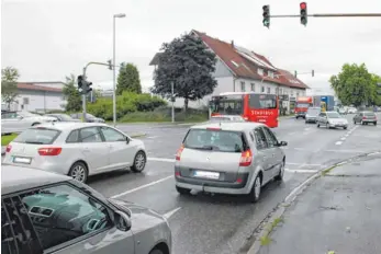  ?? FOTOS: STEPPAT/ARCHIV ?? Die Kreuzung Ravensburg­er Straße/Siemensstr­aße/Am Waltersbüh­l ist im Zuge des Verkehrsen­twicklungs­konzepts in der Diskussion. Im Gespräch ist zum Beispiel die Schaffung eines Kreisverke­hrs.