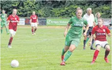  ?? SZ-FOTO: AW ?? Die Regionalli­ga-Fußballeri­nnen des SV Alberweile­r (hier die vom VfL Munderking­en gekommene Valentina Miele, 2. v. r.) muss in der ersten Runde des DFB-Pokals am Sonntag gegen Sindelfing­en ran.