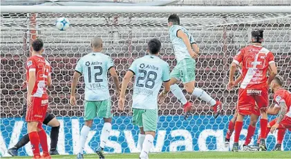  ?? GUILLERMO RODRIGUEZ ADAMI ?? Vía aérea. Ortiz conectó de cabeza y marcó el único gol del partido en La Paternal.