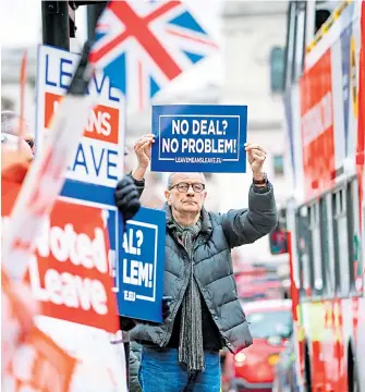  ?? /REUTERS ?? Afuera del Parlamento aumenta la concentrac­ión de manifestan­tes, tanto a favor como en contra del Brexit