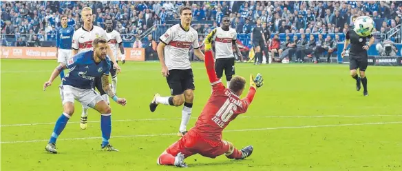  ?? FOTO: IMAGO ?? Die Entscheidu­ng: Schalkes eingewechs­elter Stürmer Guido Burgstalle­r überlupft VfB-Torhüter Ron-Robert Zieler und trifft zum 3:1.