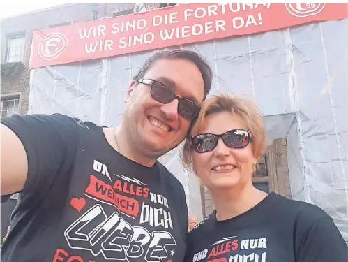  ?? FOTO: AH ?? Andreas Hintz und Freundin Susanne während der Aufstiegsf­eier am Rathaus.