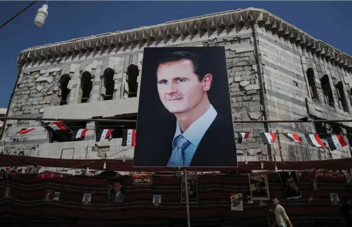  ?? FOTO: MARKO DJURICA, REUTERS ?? IKKE TRYGG: Bashar al-Assad må regne med at han må se seg over skulderen resten av sitt liv, og med en permanent overvåking av både venner og fiender som kan tenkes å begå attentater mot ham.