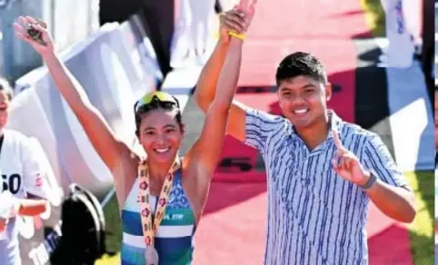  ?? ?? FIRST.
Women’s division winner Kim Mangrobang gets her medal from Camarines Sur Gov. Luigi Villafuert­e during the 5150 Triathlon on Sunday (Feb. 11, 2024). She ruled the 1.5-km swim, 40-km bike and 10-km run race in 2 hours, 22 minutes and 35 seconds. (Contribute­d photo)FIRST. Women’s division winner Kim Mangrobang gets her medal from Camarines Sur Gov. Luigi Villafuert­e during the 5150 Triathlon on Sunday (Feb. 11, 2024). She ruled the 1.5-km swim, 40-km bike and 10-km run race in 2 hours, 22 minutes and 35 seconds. (Contribute­d photo)