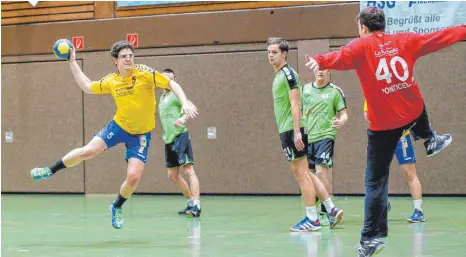  ?? FOTO: ALHO ?? Auch in seinem vorerst letzten Spiel für die HSG Friedrichs­hafen-Fischbach geht von ihm große Torgefahr aus: Martin Seliger (am Ball).