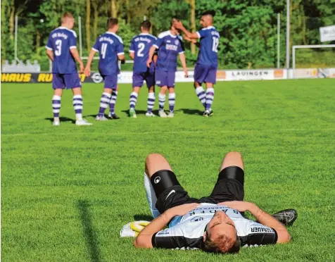  ?? Foto: Karl Aumiller ?? Das war es mal wieder: Während sich die Gäste vom VfR Neuburg im Hintergrun­d über ihren Sieg und nächsten Schritt Richtung Titelgewin­n freuen, muss Lauingens Keeper Tobias Fuchsluger (vorne) eine weitere Niederlage verdauen – die sechste in Folge.