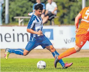  ?? FOTO: VOLKER STROHMAIER ?? Der FV Olympia Laupheim (hier Ivan Vargas Müller) muss in der Verbandsli­ga bei den Sportfreun­den Dorfmerkin­gen ran.