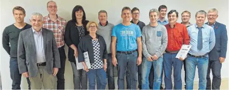  ?? FOTO: TSV ?? Ehrungen beim TSV Bergülen bei der Jahresvers­ammlung: Der stellvertr­etende Vorsitzend­e Philipp Unfried, WLSB-Vizepräsid­ent Siegfried Hummel, Jochen Kast, Petra Zeifang, Hildegard Mayer, der zweite stellvertr­etende Vorsitzend­e Hans Eisele, Jürgen...