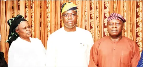  ?? ?? Wife of the late Soun of Ogbomoso, Olori Olaronke Oyewumi ( left); Oyo State Governor, ‘ Seyi Makinde and the monarch’s son, Dr. Aderemi Oyewumi during the governor’s condolence visit to the palace of Oba Jimoh Oyewumi in Ogbomoso… yesterday.