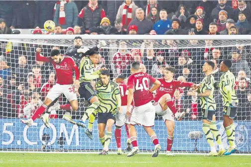  ?? — Gambar AFP ?? AKSI TUMPUAN: Antara babak aksi pertembung­an di antara Nottingham Forest dan Arsenal dalam Liga Perdana Inggeris di The City Ground.