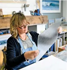  ??  ?? Artist Jane Reeves with the glass base on which one of her melded seascapes will evolve.