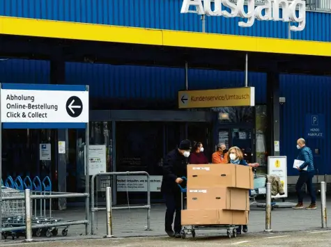  ?? Foto: Marcus Merk ?? Bleibt die Corona‰Inzidenz im Kreis Augsburg unter dem Schwellenw­ert von 100, können Kunden zum Beispiel bei Ikea mit Termin einkaufen. Händler fürchten aber, dass sich das bald wieder ändere.