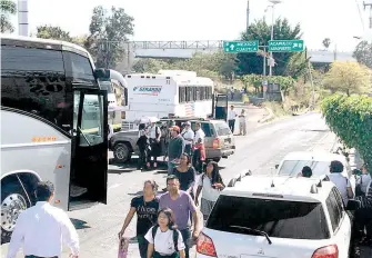  ?? TRUJILLO/EL SOL DE CUERNAVACA ?? Ante la nula respuesta, maestros atravesaro­n vehículos para bloquear la circulació­n en la autopista México Cuautla/FROYLÁN