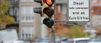  ?? Archivfoto: Marijan Murat, dpa ?? In Stuttgart ist das gesamte Stadtgebie­t seit etwa einem Jahr für ältere Dieselfahr­zeuge gesperrt. Das hat schon zu einer messbaren Verbesseru­ng der Luftqualit­ät geführt.