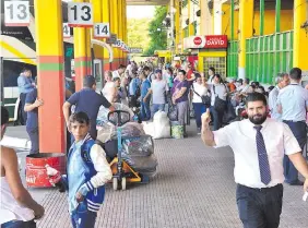  ??  ?? Nueva terminal Gran cantidad de gente apareció ayer en la Terminal asuncena. El día clave es hoy. A partir del mediodía y hasta la madrugada se prevé un gran movimiento.