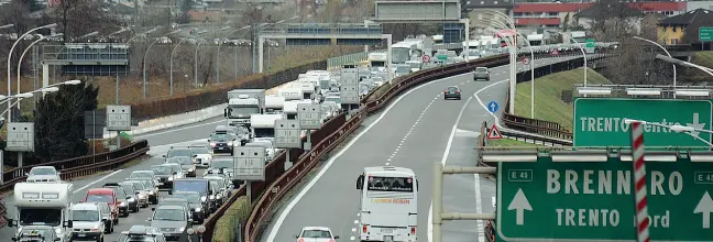  ??  ?? Controllo locale Un tratto dell’autostrada del Brennero che, negli intenti del presidente Komptasche­r, vedrà stazioni di servizio e aree di sosta trasformar­si in un biglietto da visita per il territorio