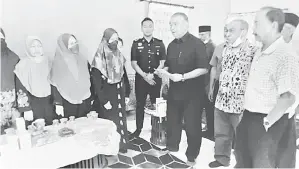  ?? ?? ZIARAH: Rombongan ziarah Pegawai Kanan dan lain-lain pangkat pesara PDRM Sabah semasa menziarahi keluarga Allahyarha­m.