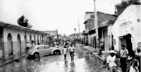 ??  ?? 1973, UN costado del mercado, dos días después de la gran inundación.