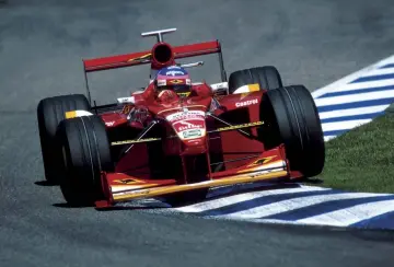  ??  ?? Minus Rothmans sponsorshi­p, Renault works engines and Newey, Williams at least kept world champion Villeneuve for 1998