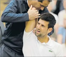  ?? FOTO: AP ?? Novak Djokovic ya fue atendido en Wimbledon por sus problemas en el codo