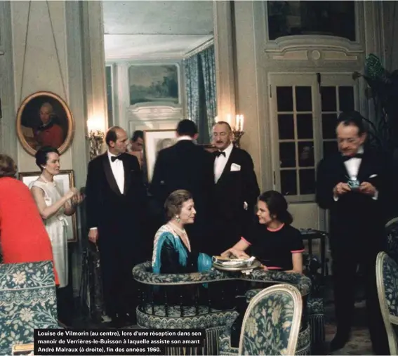  ??  ?? Louise de Vilmorin (au centre), lors d'une réception dans son manoir de Verrières-le-buisson à laquelle assiste son amant André Malraux (à droite), fin des années 1960.