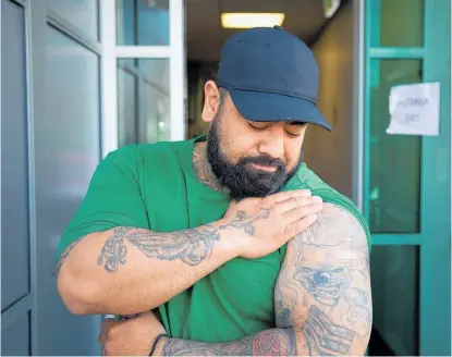  ?? Photo / Sylvie Whinray ?? Tiputa Tevaga checks out his tiny plaster after getting his second dose of the Covid vaccine.