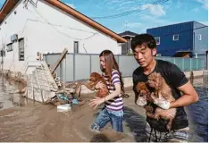  ?? Foto: afp ?? Ganze Straßenzüg­e stehen in Japan unter Wasser.