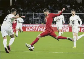  ?? FOTO: AP ?? Arsen Zakharyan ensaya el disparo en el amistoso ante la selección de Serbia del jueves