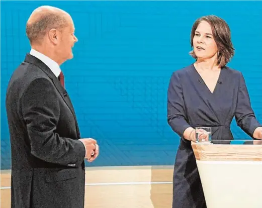  ?? // REUTERS ?? Scholz, Baerbock y Laschet, la noche del domingo antes del debate