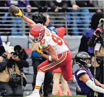  ?? ?? travis Kelce (87) celebra su touchdown durante la primera mitad ante los Cuervos