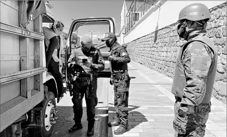  ?? Patricio terán / el comercio ?? •
Policías y militares realizaron controles en la avenida Pichincha, en el sector del Mercado Central, ayer.