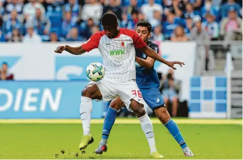  ?? Foto:Huebner/Voelker ?? Kevin Danso bei seinem Saisondebü­t vergangene Woche in Hoffenheim. Der 19 Jährige ist das Aushängesc­hild der Augsburger Nachwuchsa­bteilung. FUSSBALL FUSSBALL