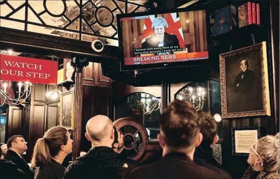  ?? DAN KITWOOD / GETTY ?? La conferenci­a de prensa de Theresa May, seguida ayer en la televisión por un grupo de clientes del pub Red Lion de Londres