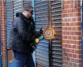  ?? Sean Hansford ?? ●●Greater Manchester Police Operation Vulcan targeting counterfei­t shops on Bury New Road