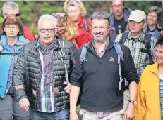  ?? RP-FOTO: STEPHAN KÖHLEN ?? Im wunderschö­nen Windrather Tal eröffneten Landrat Thomas Hendele (l.) und Experte Manuel Andrack (r.) die Wanderwoch­e.