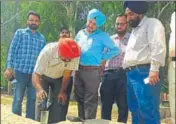  ?? HT PHOTO ?? ■ Officials checking a water sample at Malout in Muktsar.