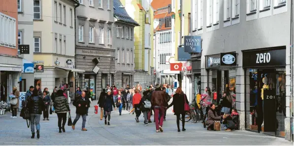  ?? Foto: Bernd Hohlen ?? Am Mittwochna­chmittag war die Annastraße belebt. Die Kunden können in diesem Bereich der Fußgängerz­one vor allem bei Filialiste­n einkaufen.