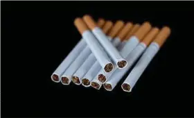  ??  ?? Le tabagisme coûte encore la vie à 200 personnes par jour en France.