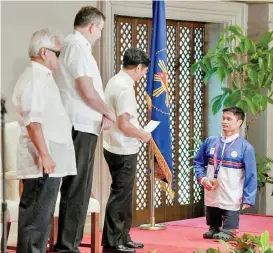  ?? PRESIDENTI­AL COMMUNICAT­IONS OFFICE PHOTO ?? CASH BONUS. Dabawenyo Paralympia­n swimmer Ernie Gawilan receives a P2.4 million cash incentive from President Ferdinand Marcos Jr. for his exemplary performanc­e in the 4th Asian Para Games in Hangzhou, China, where he clinched one gold medal and one bronze, during an awarding ceremony at the Heroes Hall in Malacañang.