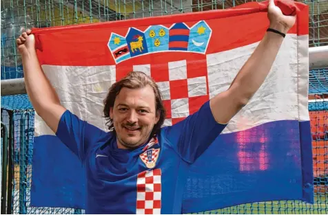  ?? Foto: Oliver Reiser ?? Obwohl er sich ansonsten nicht für Fußball interessie­rt, fährt Stanislav Loncar am Wochenende nach Zagreb, um dort das Abschneide­n der kroatische­n Nationalma­nnschaft im Finale der Weltmeiste­rschaft zu verfolgen. Fahne und Trikot hat er schon...