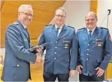  ?? ?? Kreisbrand­meister Oliver Surbeck (von links) überreicht Christian Staib die Auszeichnu­ng für den Besuch von zwei Lehrgängen, neben ihm der scheidende Kommandant Markus Güttinger.